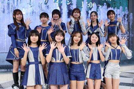 ポーズをきめる（前列左から）石川華望、安田美結、小田さくら、鈴木もあ、杉原明紗（後列左から）野中美希、井上春華、山﨑愛生、岡村ほまれ、櫻井梨央、弓桁朱琴（撮影・金田祐二）