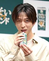新製品を試飲する寺西拓人（撮影・西岡正）