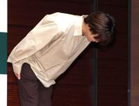 報道陣からの問いかけに頭を下げる寺西拓人（撮影・西岡正）