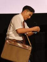 演技をしながらイベントに登場した市原隼人