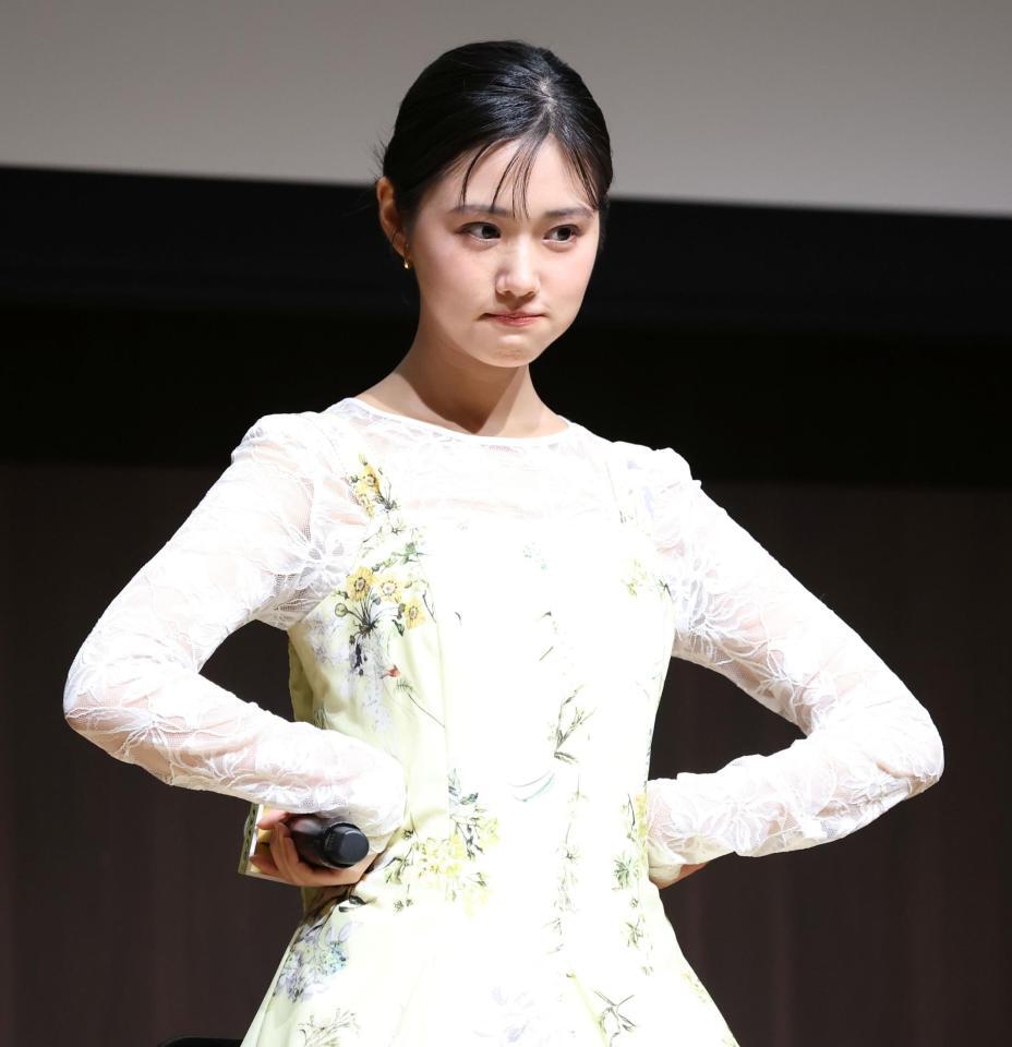 ＡＢＣ・テレ朝系ドラマ「もうパパ！」制作発表会見でこっそり「怒りんぼポーズ」をする原菜乃華（撮影・伊藤笙子）