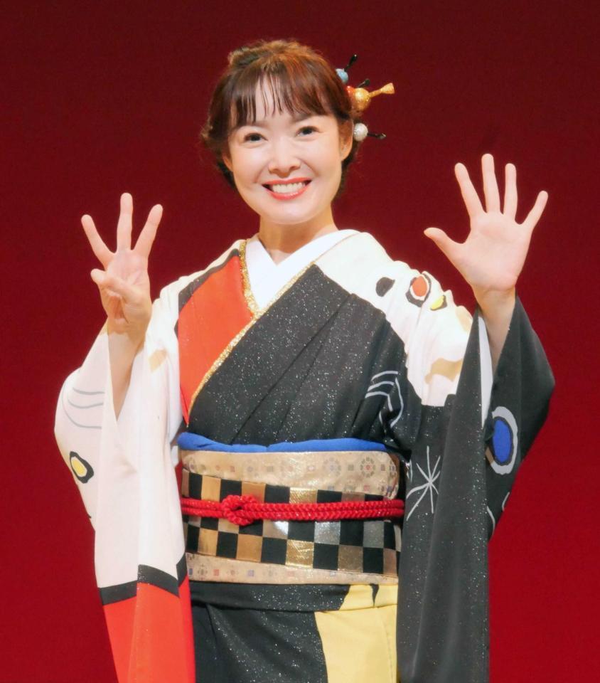 「デビュー３５周年」のポーズをとる田川寿美