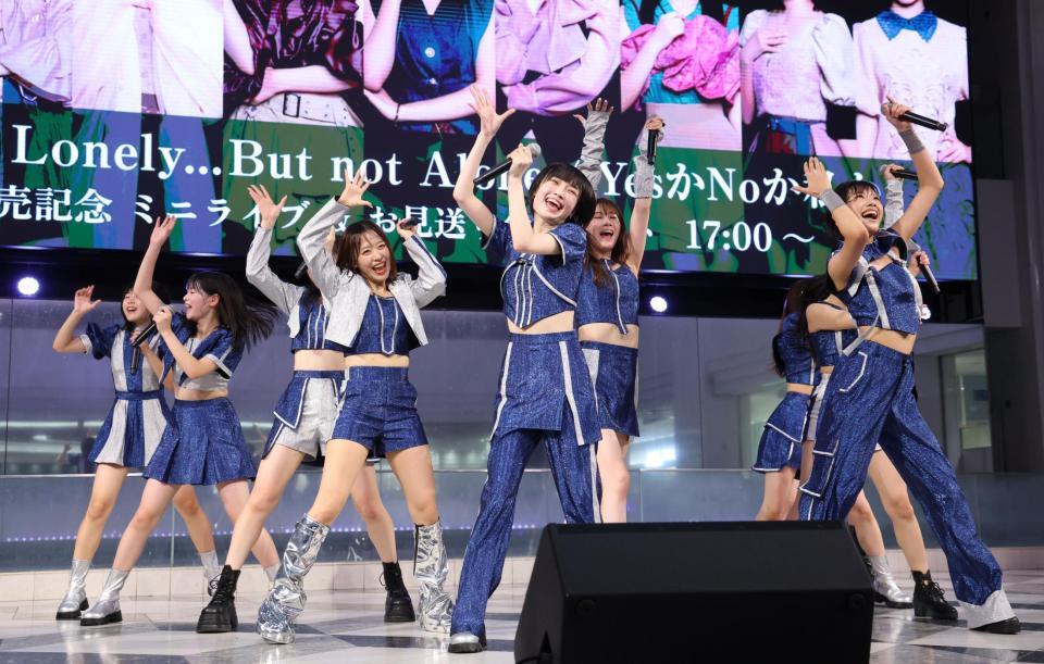 ミニライブで盛り上げるモーニング娘。’２６（撮影・金田祐二）