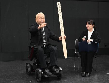 番組タイトルを披露するハチミツ二郎。右は吉本興業の山岸未歩さん（撮影・堀内翔）