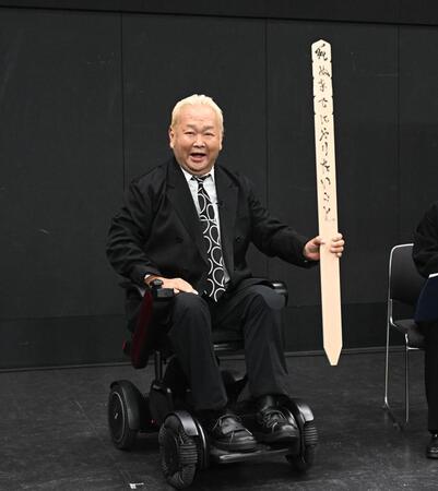 番組タイトルを披露するハチミツ二郎（撮影・堀内翔）