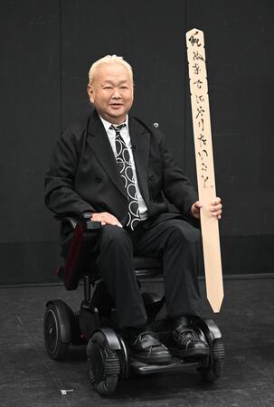 番組タイトルを披露するハチミツ二郎（撮影・堀内翔）