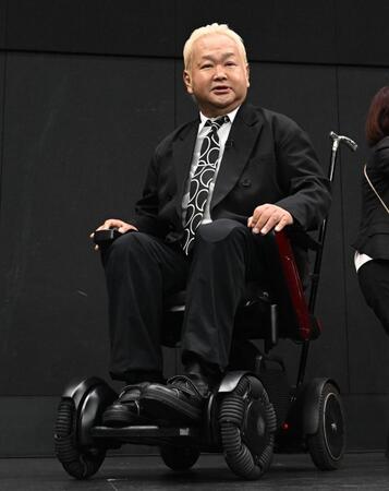 降壇するハチミツ二郎（撮影・堀内翔）