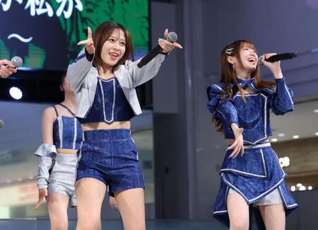 ミニライブで盛り上げるモーニング娘。’２６の小田さくら（左）＝撮影・金田祐二
