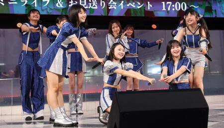 ミニライブで盛り上げるモーニング娘。’２６＝池袋サンシャインシティ（撮影・金田祐二）