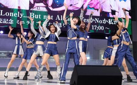 ミニライブで盛り上げるモーニング娘。’２６（撮影・金田祐二）