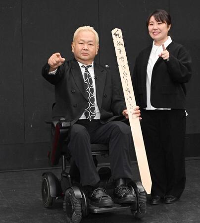 番組タイトルを披露するハチミツ二郎。右は吉本興業の山岸未歩さん（撮影・堀内翔）