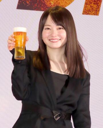 　グラスを手に笑顔を見せる山田杏奈