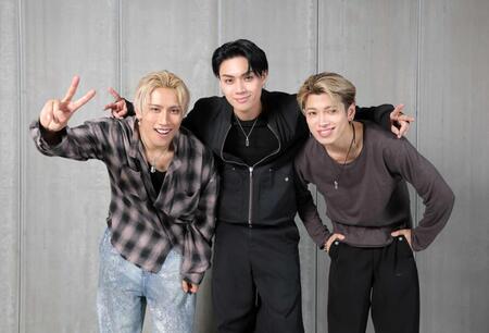 歌声でチームを支えるＴＨＥ　ＪＥＴ　ＢＯＹ　ＢＡＮＧＥＲＺの（左から）ＡＥＲＯＮ、ＹＵＨＩ、ＫＯＴＡ（撮影・西岡正）