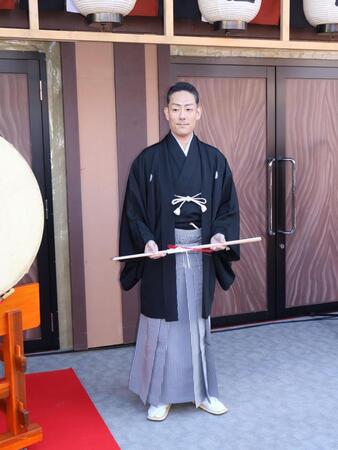 「平成中村座　十月大歌舞伎」の初日を前に「一番太鼓の儀」を行った中村勘九郎