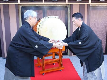 「平成中村座　十月大歌舞伎」の初日を前に「一番太鼓の儀」でバチわたしをする田中傳左衛門（左）と中村勘九郎