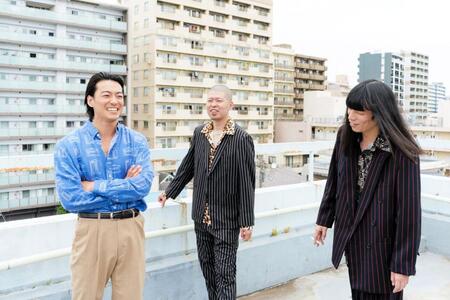 カンテレのドラマ「絶望できない男」で共演する大東駿介（左）と金属バットの小林圭輔（中央）、友保隼平