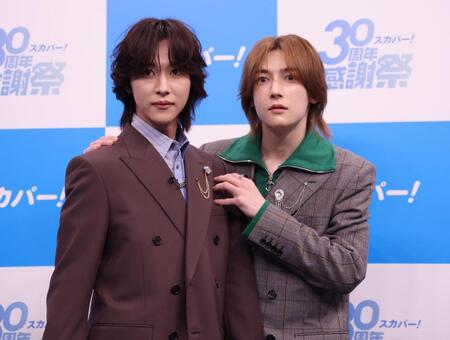 取材を待つ間、ノリノリでポーズをきめるＲＯＩＲＯＭの本多大夢（左）と浜川路己（撮影・金田祐二）