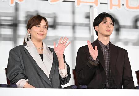 共演する川口春奈と高杉真宙（右）＝撮影・堀内翔