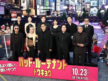 映画「バッド・ルーテナント：トウキョウ」プレミアイベントに参加した（前列左から）三池崇史監督、リヴ・モーガン、小栗旬、間宮祥太朗、舘ひろし（後列左から）村上淳、向里祐香、岩田剛典、西野七瀬、野村周平、中野英雄
