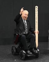 番組タイトルを披露するハチミツ二郎（撮影・堀内翔）