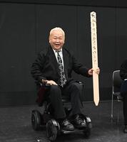 番組タイトルを披露するハチミツ二郎（撮影・堀内翔）