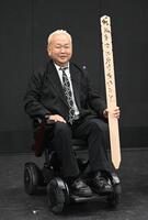 番組タイトルを披露するハチミツ二郎（撮影・堀内翔）