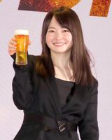 　グラスを手に笑顔を見せる山田杏奈
