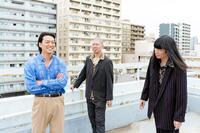 カンテレのドラマ「絶望できない男」で共演する大東駿介（左）と金属バットの小林圭輔（中央）、友保隼平