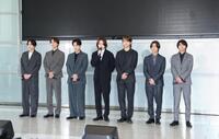 会見するｔｉｍｅｌｅｓｚの橋本将生、寺西拓人、原嘉孝、菊池風磨、篠塚大輝、松島聡、佐藤勝利（撮影・金田祐二）