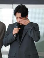 言葉に詰まり涙を流すｔｉｍｅｌｅｓｚの原嘉孝（撮影・金田祐二）