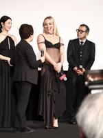 大胆衣装で登場したリヴ・モーガン