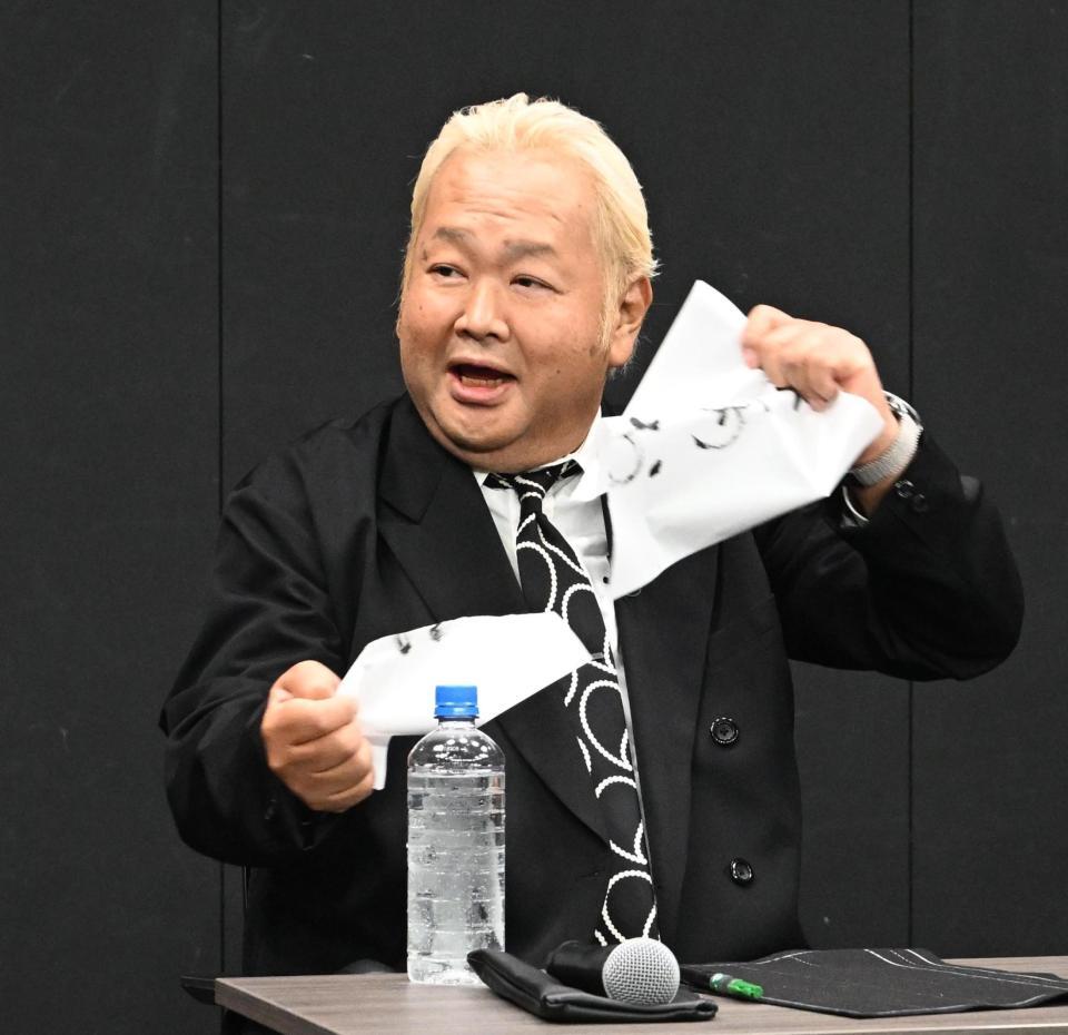 番組タイトルを発表する時に「こめお」と書いてボケるハチミツ二郎（撮影・堀内翔）