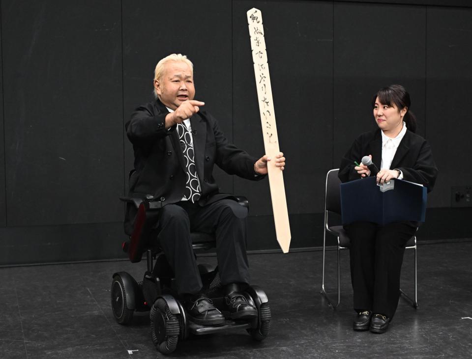 番組タイトルを披露するハチミツ二郎。右は吉本興業の山岸未歩さん（撮影・堀内翔）