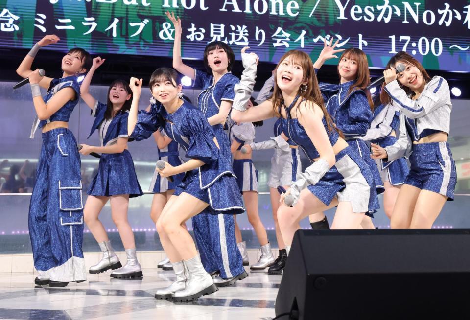 ミニライブで盛り上げるモーニング娘。’２６＝池袋サンシャインシティ（撮影・金田祐二）