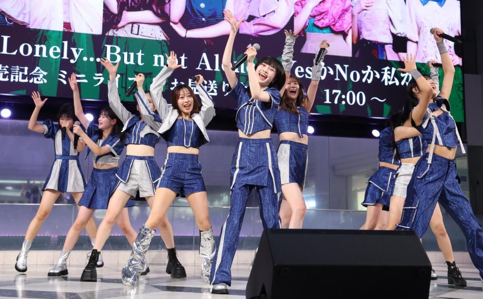 ミニライブで盛り上げるモーニング娘。’２６（撮影・金田祐二）