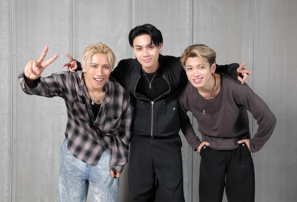 歌声でチームを支えるＴＨＥ　ＪＥＴ　ＢＯＹ　ＢＡＮＧＥＲＺの（左から）ＡＥＲＯＮ、ＹＵＨＩ、ＫＯＴＡ（撮影・西岡正）