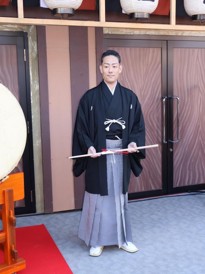 「平成中村座　十月大歌舞伎」の初日を前に「一番太鼓の儀」を行った中村勘九郎