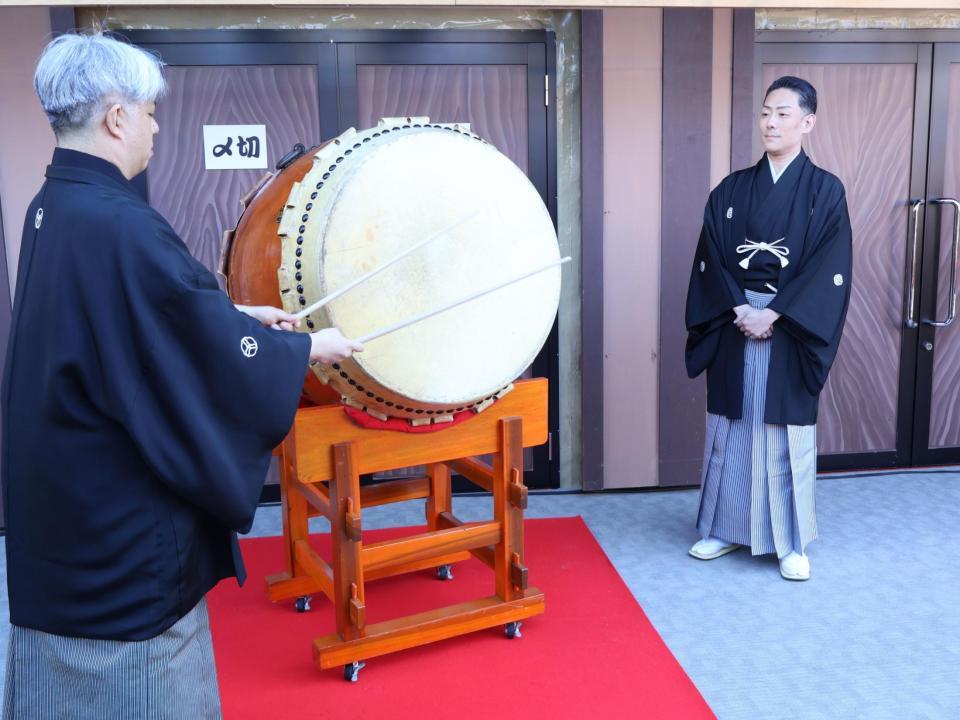 「一番太鼓の儀」を見守る中村勘九郎