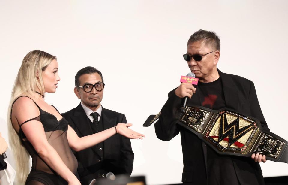 リヴ・モーガンが三池監督へＷＷＥのチャンピオンベルトをサプライズでプレゼント
