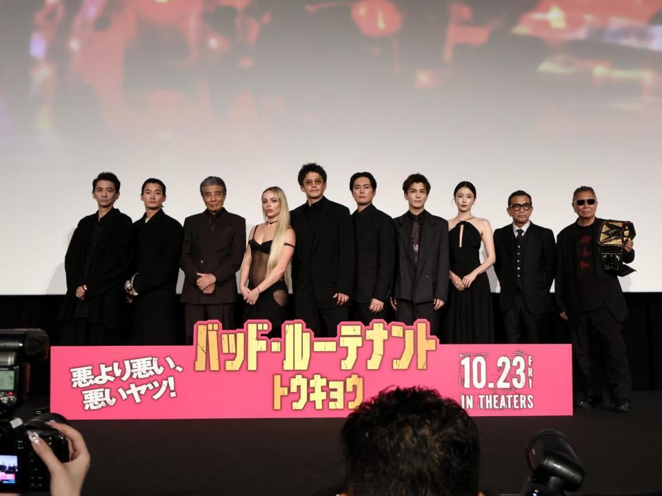 映画「バッド・ルーテナント：トウキョウ」プレミアイベントに参加した（左から）村上淳、野村周平、舘ひろし、リヴ・モーガン、小栗旬、間宮祥太朗、岩田剛典、向里祐香、中野英雄、三池崇史監督