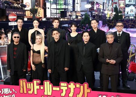 （前列左から）三池崇史監督、リヴ・モーガン、小栗旬、間宮祥太朗、舘ひろし（後列同）村上淳、向里祐香、岩田剛典、西野七瀬、野村周平、中野英雄