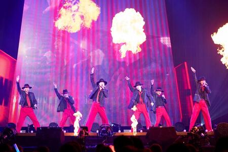 初の武道館公演を行ったＳＨＯＷ-ＷＡの（左から）山本佳志、向山毅、塩田将己、井筒雄太、青山隼、寺田真二郎