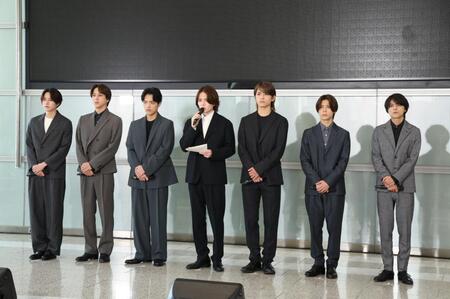 厳しい表情で会見するｔｉｍｅｌｅｓｚの橋本将生、寺西拓人、原嘉孝、菊池風磨、篠塚大輝、松島聡、佐藤勝利（撮影・金田祐二）