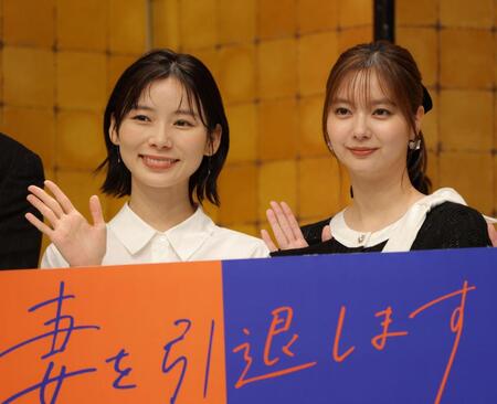 手を振る朝日奈央（左）と新川優愛（撮影・吉澤敬太）