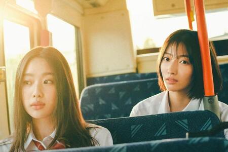 倉沢杏菜（左）と川島鈴遥©２０２６『いえないふたり』製作委員会