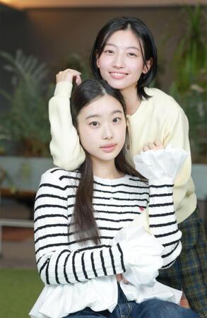 仲良くＷ主演を務める川島鈴遥（上）と倉沢杏菜（撮影・金田祐二）