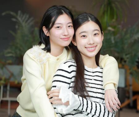 仲良くＷ主演を務める川島鈴遥（左）と倉沢杏菜（撮影・金田祐二）