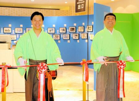 「すゑひろがりずの東海道五十三次　写し絵展」のオープニングセレモニーに登場したすゑひろがりずの南條庄助（左）、三島達矢