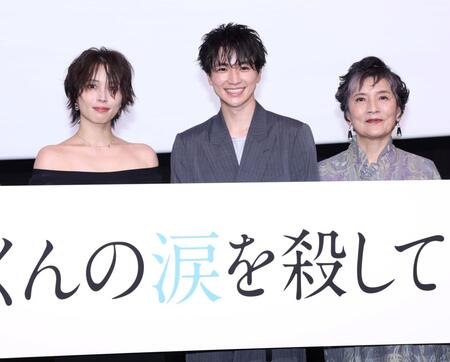 映画「沖晴くんの涙を殺して」初日舞台あいさつに登場した（左から）広瀬アリス、木戸大聖、根岸季衣（撮影・伊藤笙子）