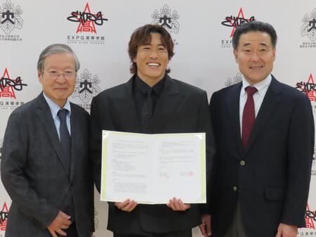 高大連携協定を結んだ（左から）東京女子体育大学・樋口修資理事長、ＧＥＮＥＲＡＴＩＯＮＳ・中務裕太、東京女子体育大学・若山章信学長